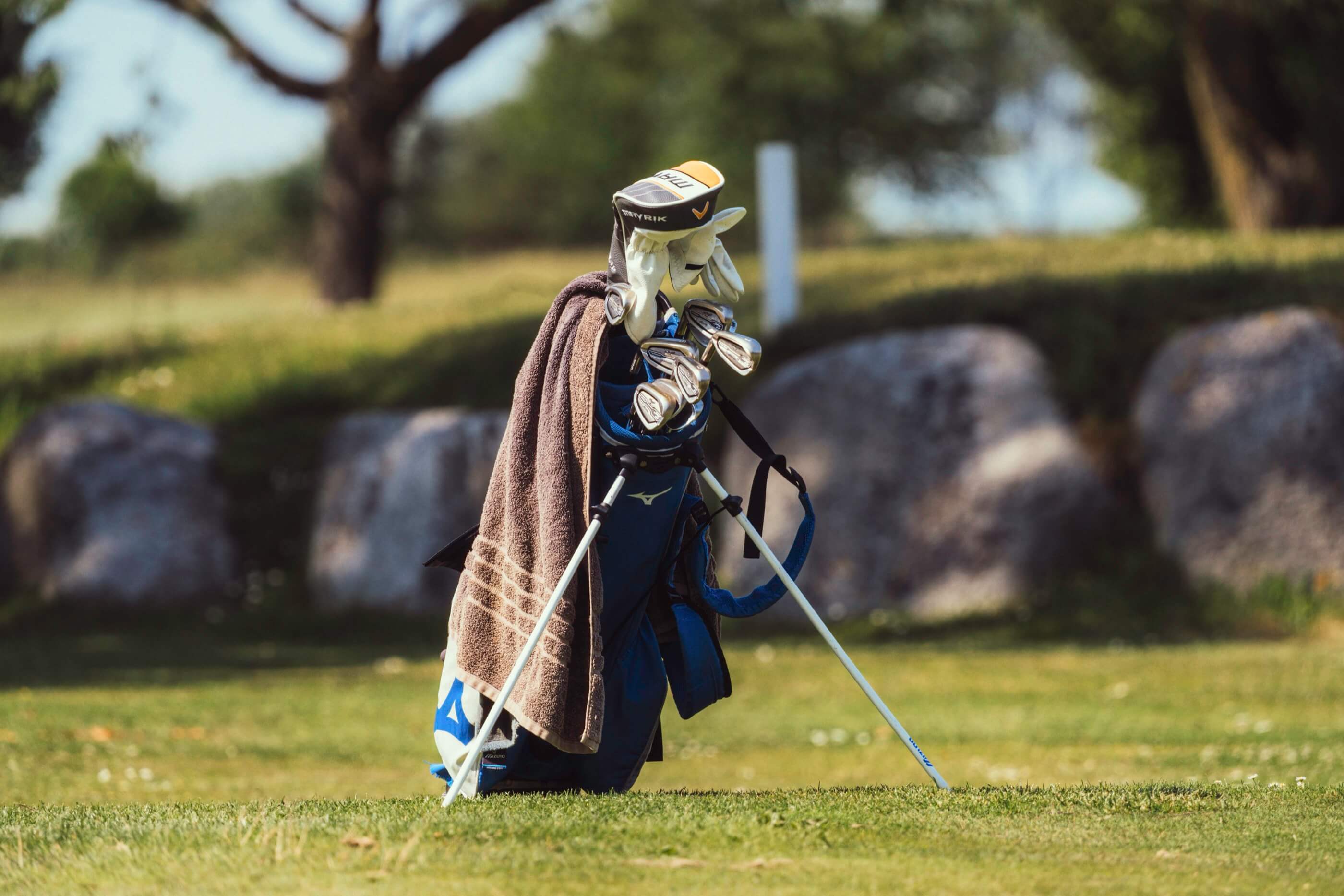 Golfare slår ett slag i motljus